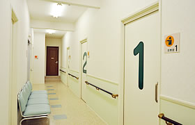 診察室前の廊下
