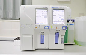 （左）全自動血球計数器 （右）免疫反応測定装置